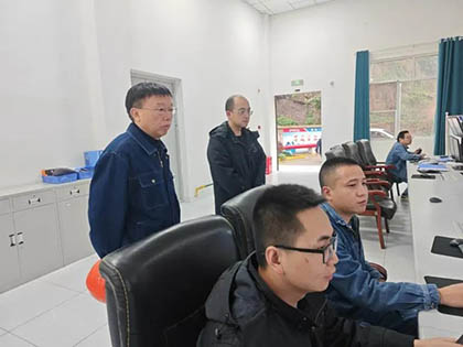 傅利才調研硝酸車(chē)間.jpg